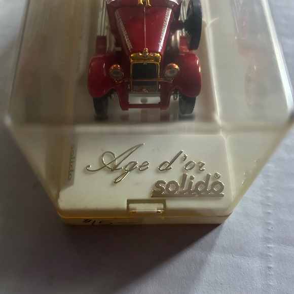 Miniature die cast fire engine in display case - Picture 6 of 9